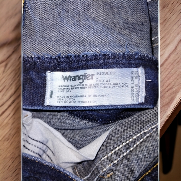 WRANGLER MEN'S COWBOY CUT SILVER EDITION SLIM FIT JEANS IN DENIM - Picture 3 of 5